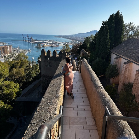 Meet your Posher, Jennifer - Picture 2 of 4